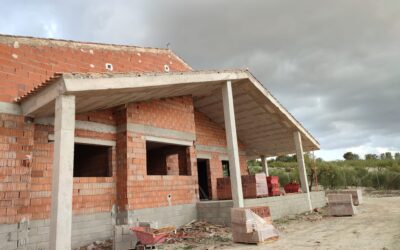 Estructura con porches en inclinación
